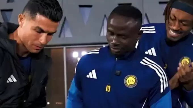 Afrika Uluslar Kupası Şampiyonu Sadio Mane'yi krallar gibi karşıladılar