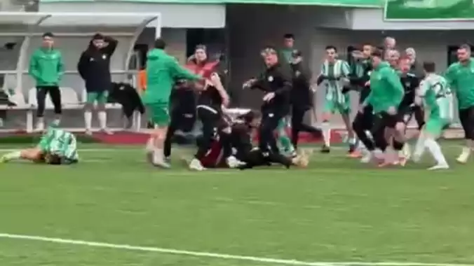  Amatör maçta saha karıştı, yumruklar konuştu