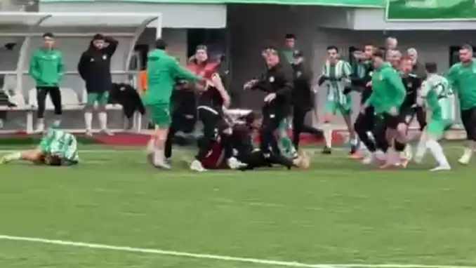  Amatör maçta saha karıştı, yumruklar konuştu