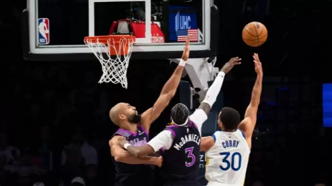 Warriors, Timberwolves'a deplasmanda fark attı: Stephen Curry tarihe geçti!