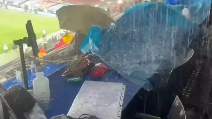 Dünyanın en ünlü stadında ŞOK görüntüler! Yağmurla birlikte göle döndü