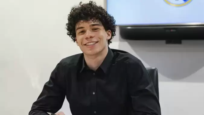 Efsane futbolcunun oğlu Real Madrid ile profesyonel sözleşme imzaladı