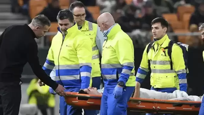 Oğlunu oyuna alan Robin van Persie'ye çifte şok