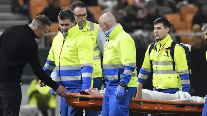 Oğlunu oyuna alan Robin van Persie'ye çifte şok