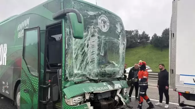 Konyaspor kafilesi İstanbul'da kaza yaptı! Yaralılar var