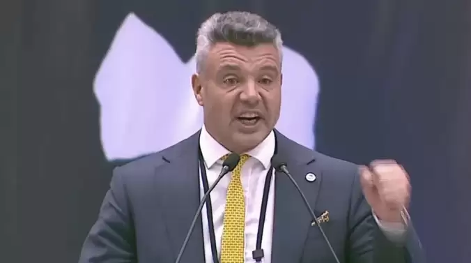 Sadettin Saran'ın kürsüde söyledikleri alkış tufanı kopardı