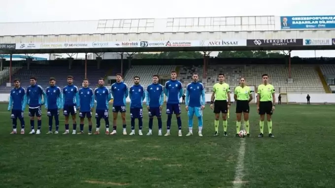 Rakip takım maça çıkmayınca kendi aralarında çift kale maç yaptılar