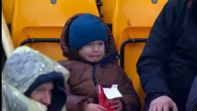 İZLE - Premier Lig ekibinden gözyaşlarına boğulan minik taraftara unutamayacağı jest