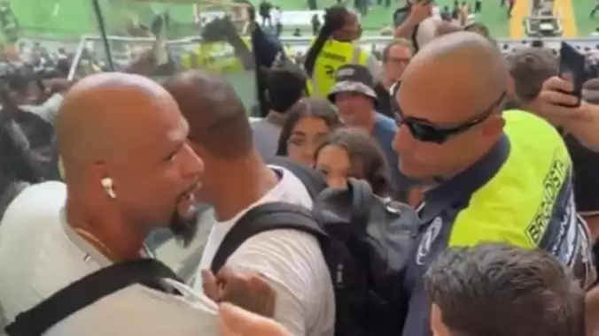 Galatasaray'ın eski yıldızına tribünde saldırı oldu, futbolcular yanına gidip kupa kaldırdı!