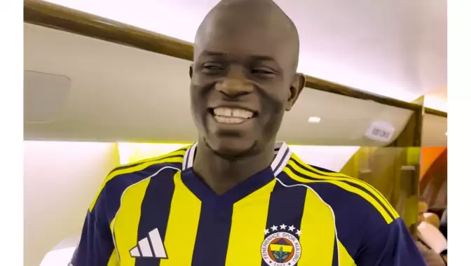 (VİDEO) N'Golo Kante, Fenerbahçe formasını giydi ve taraftara mesaj yolladı!
