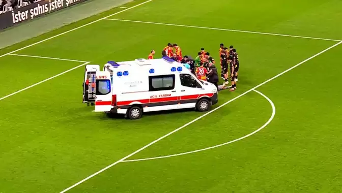 Rams Park'ta korkutan çarpışma! Sahaya ambulans girdi, hastaneye kaldırıldı