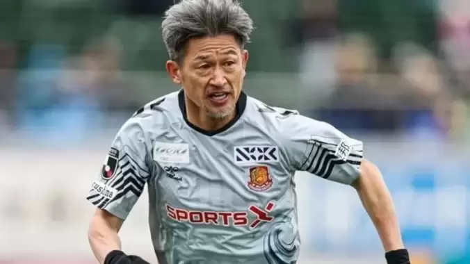 Dünyanın en yaşlı futbolcusu yeni takımıyla ilk maçına çıktı