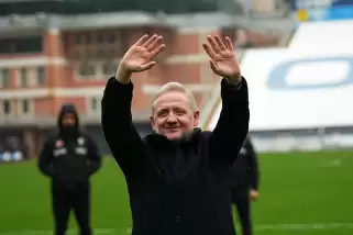 Göksel Gümüşdağ, galibiyet sonrası tribünleri selamladı