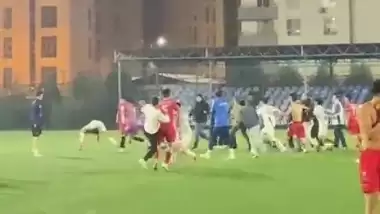 Maçın bitiş düdüğüyle futbolcular birbirine girdi