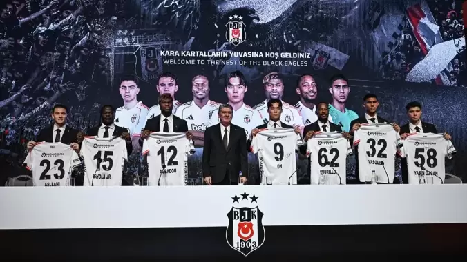Beşiktaş’ta yeni transferler için imza töreni düzenlendi