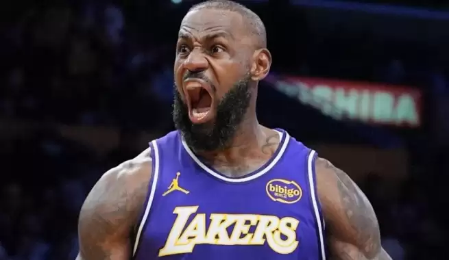 LeBron James "triple double" yaptı, tarihe geçti