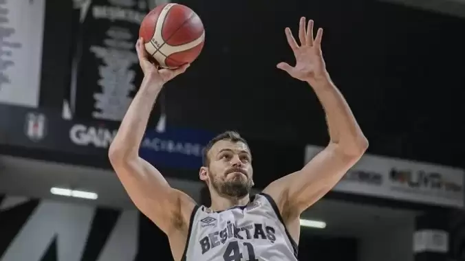Beşiktaş’ta Zizic ameliyat edildi! Elindeki kırık sonrası operasyon
