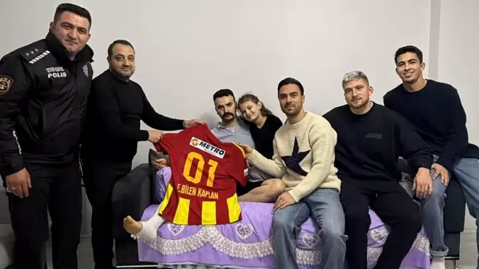 Kayserisporlu futbolcular, operasyonda yaralanan özel harekat polisini ziyaret etti