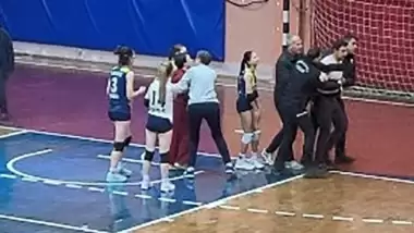 Voleybol maçında taraftar sahaya atladı, maç seyircisiz tamamlandı