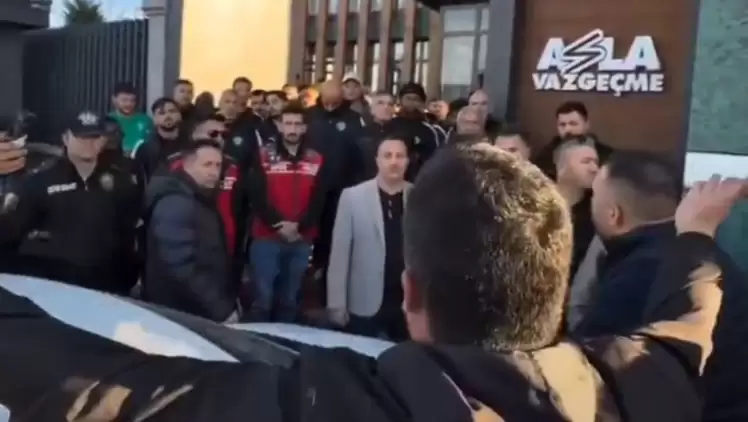 Taraftar tesisi basıp futbolculara tek tek tepki gösterdi: "Dünya Kupası'na gideceğim diye top oynamıyorsun!"