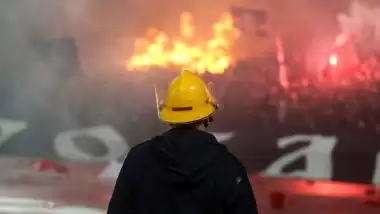 Olaylı derbide koltuklar ateşe verildi