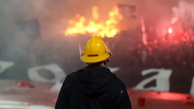 Olaylı derbide koltuklar ateşe verildi