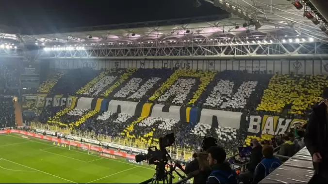 Sarı-lacivertli taraftarlardan ‘İnan Fenerbahçe’ yazılı koreografi
