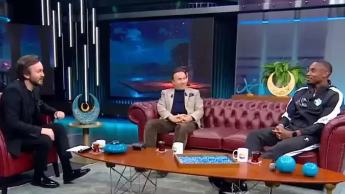 İZLE - Gineli forvetten canlı yayında "Kabe'de Hacılar" performansı