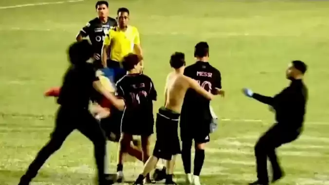 Sahaya giren taraftar Messi'yi yere düşürdü