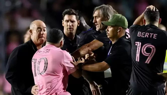 Sahaya giren taraftarlar Messi'ye zor anlar yaşattı! Yere yığıldı...