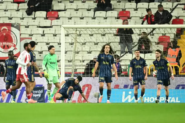 Fenerbahçe yine berabere kaldı! Direkler büküldü...