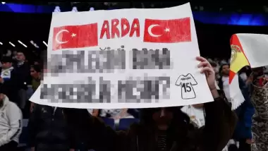 Arda Güler'e pankart açan Real Madridli taraftar, çevirinin azizliğine uğradı