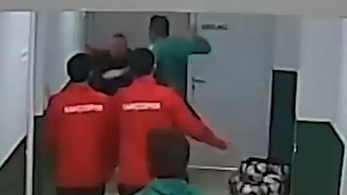 VİDEO | Soyunma odasını bastı, rakip hocaya yumruk attı! O kavga kamerada...