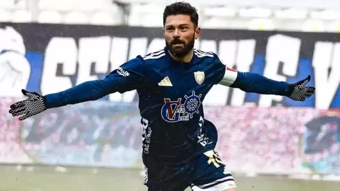 Bu adam gerçekten inanılmaz! 35 yaşında Ronaldo ve Messi gibi oynuyor