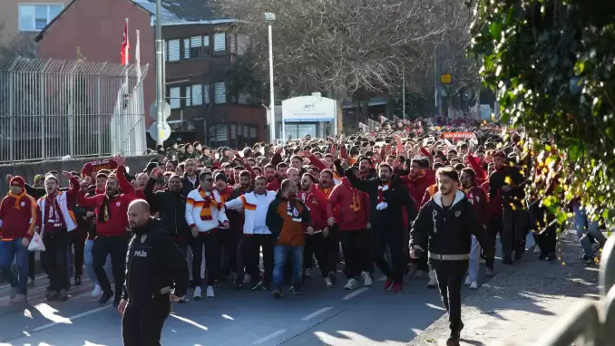 Galatasaray taraftarı, Dolmabahçe'ye geldi