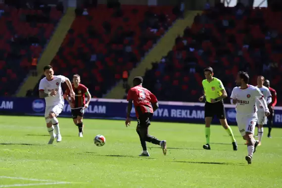 Gaziantep FK evinde puan kaybetti Burak Yılmaz'a tepki yağdı! ''Burası babanın çiftliği değil...''