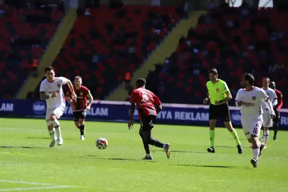 Gaziantep FK evinde puan kaybetti Burak Yılmaz'a tepki yağdı! ''Burası babanın çiftliği değil...''
