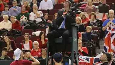 Az daha hakemin gözünü çıkarıyordu!