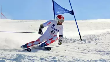 Kar üstünde geleceğe koşuyorlar