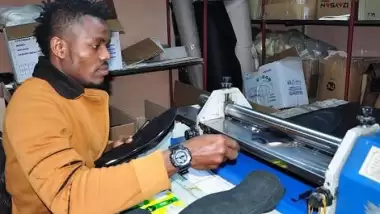 Futbolcu olmak için geldi, ayakkabıcıda çalışıyor!