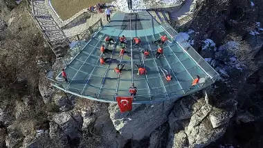 Kanyon üzerindeki cam terasta voleybol heyecanı