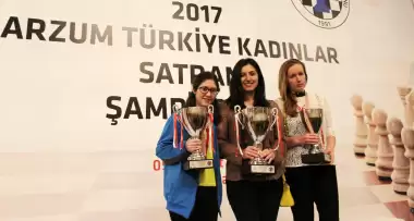 Kadınlar Satranç Şampiyonası'nda kazanan...
