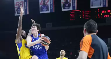 Anadolu Efes evinde Maccabi'yi devirdi!