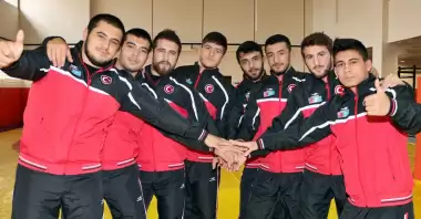 Güreşçiler kampa giriyor!