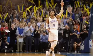 Westbrook bir kez daha tarihe geçti!