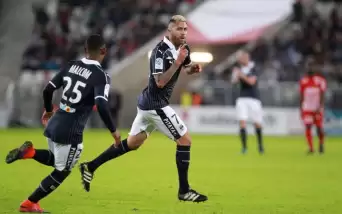 Menez için imza töreni!