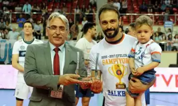 Şampiyon liberosunu bırakmadı!