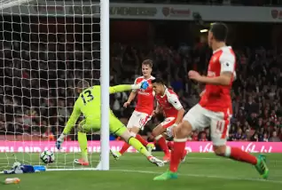 Arsenal umudunu son haftaya taşıdı!