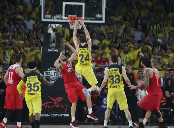 Vesely takım otobüsünün üzerine çıktı!