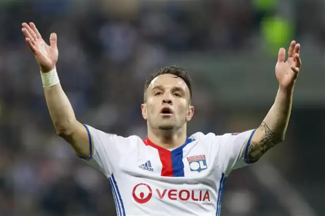 Valbuena yarın İstanbul'a geliyor! Taraftara mesajı verdi...